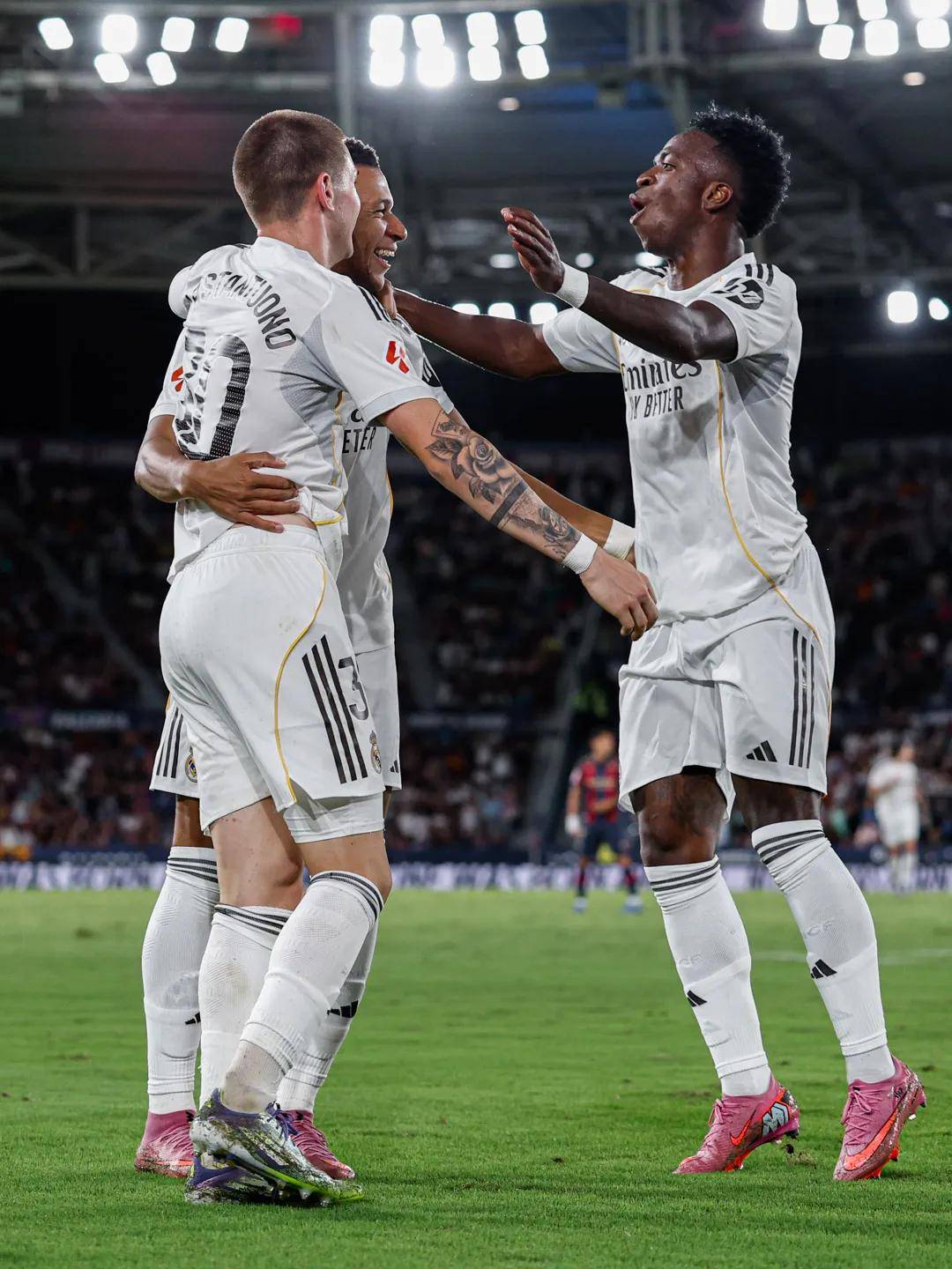 AYX-姆巴佩在切尔西比赛中出色防守，势不可挡引发热议！的简单介绍